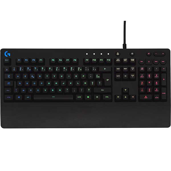 Logitech G213 Prodigy illuminé de couleurs vives, reflétant sa technologie RGB avancée