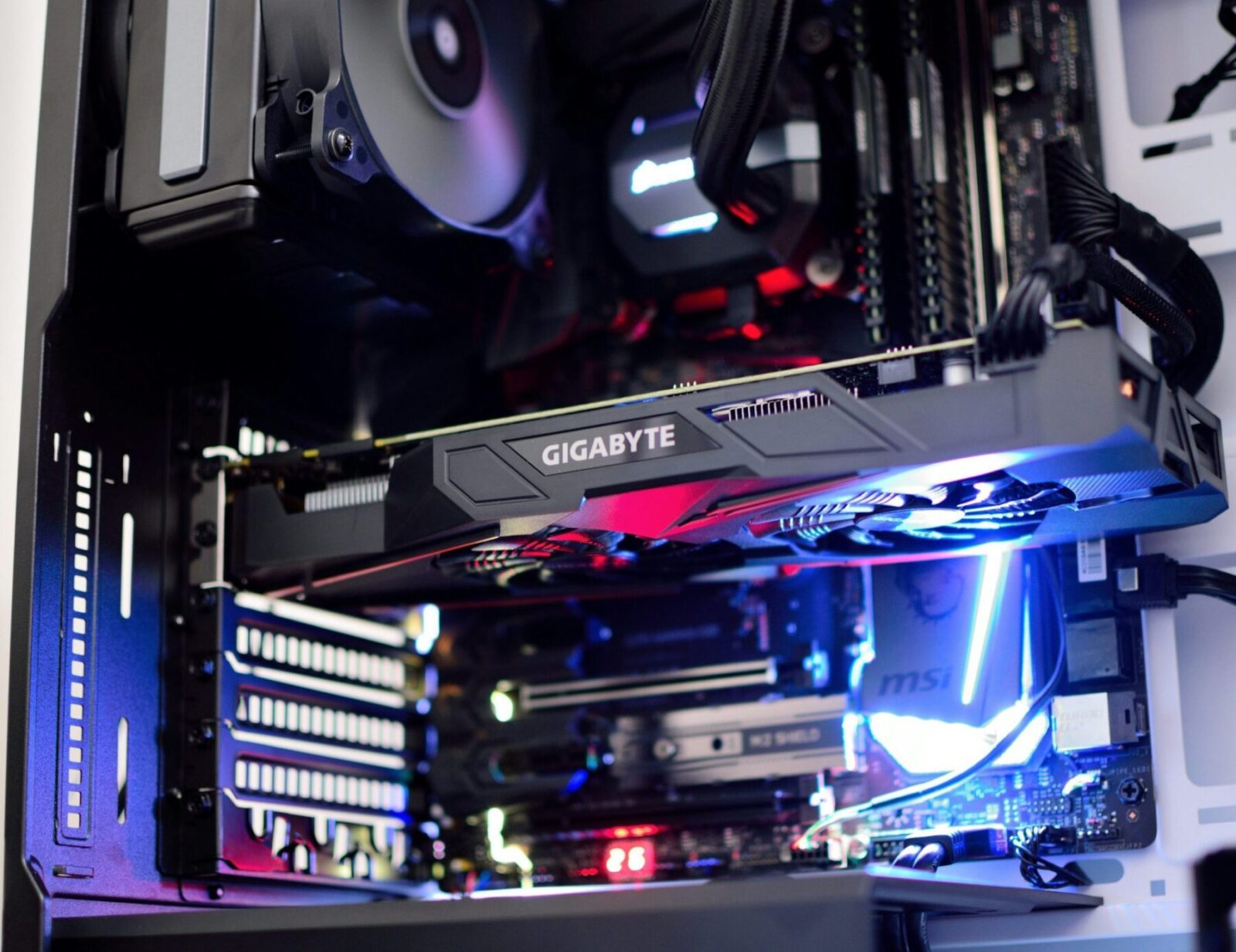 Carte graphique de haute performance installée dans un PC gaming, avec éclairage LED.