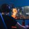 Image d'un joueur concentré sur son écran, qui peut représenter la concentration et la pression psychologique que les joueurs d'esport peuvent ressentir