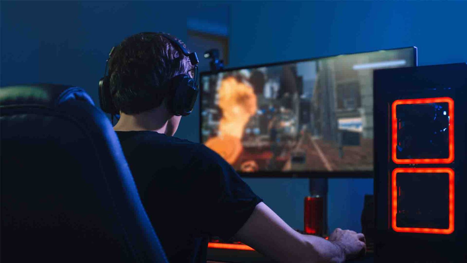 Image d'un joueur concentré sur son écran, qui peut représenter la concentration et la pression psychologique que les joueurs d'esport peuvent ressentir
