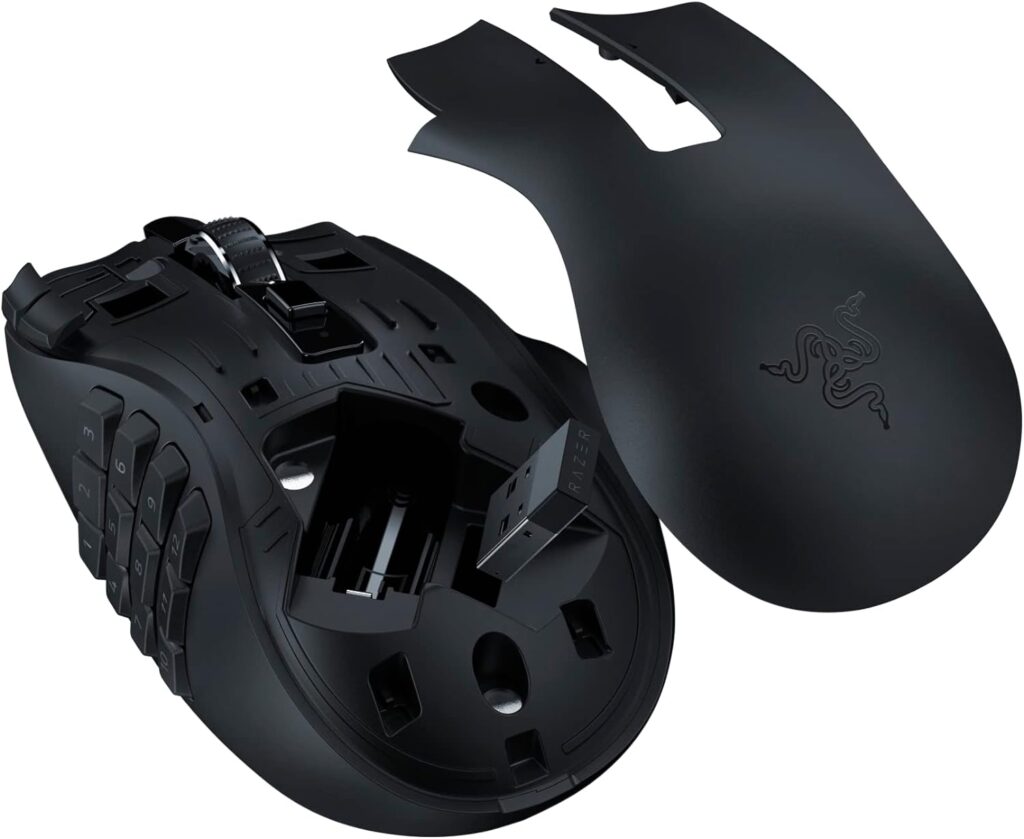 Photo de la souris Razer Naga V2 HyperSpeed en mode sans fil, illustrant son connecteur USB et sa compatibilité Bluetooth.