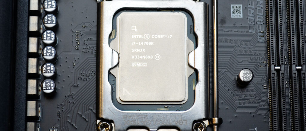 Photo du processeur Intel Core i7 14700K, illustrant ses spécifications techniques et son socket LGA 1700 pour une installation facile sur les cartes mères compatibles.