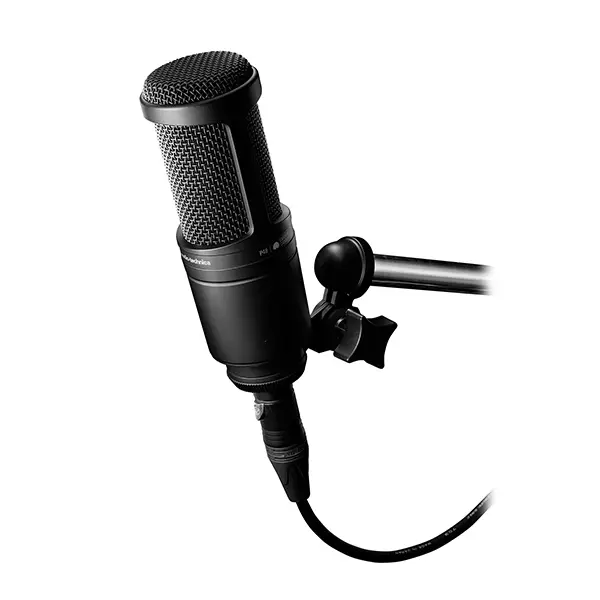 Microphone Audio-Technica AT2020 avec support et câble XLR, parfait pour les enregistrements en studio.