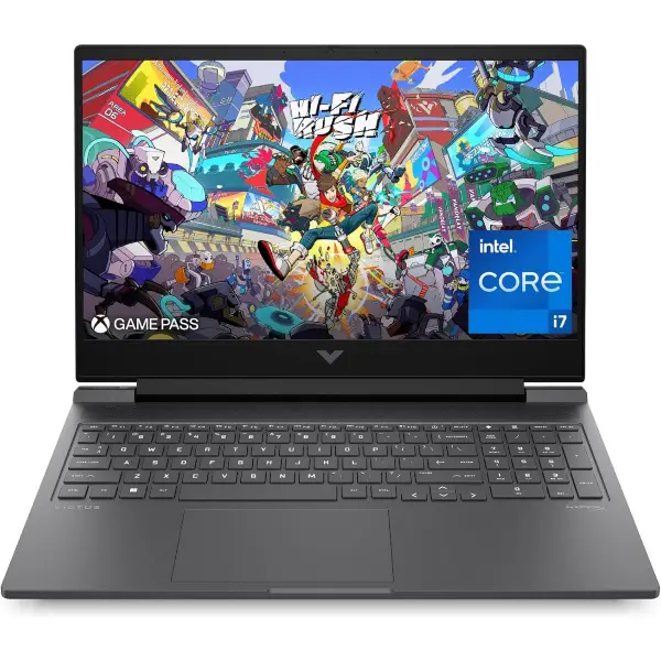 Vue frontale du HP Victus A2MX3EA ouvert avec écran affichant le jeu Hi-Fi Rush, logos Game Pass et Intel Core i7 visibles