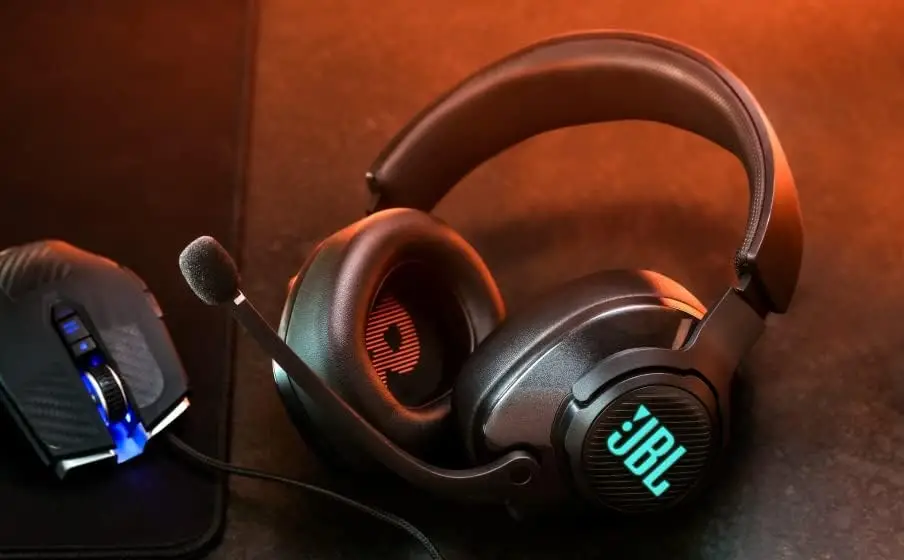 Casque gamer JBL Quantum 400 avec éclairage RGB sur un setup de jeu moderne