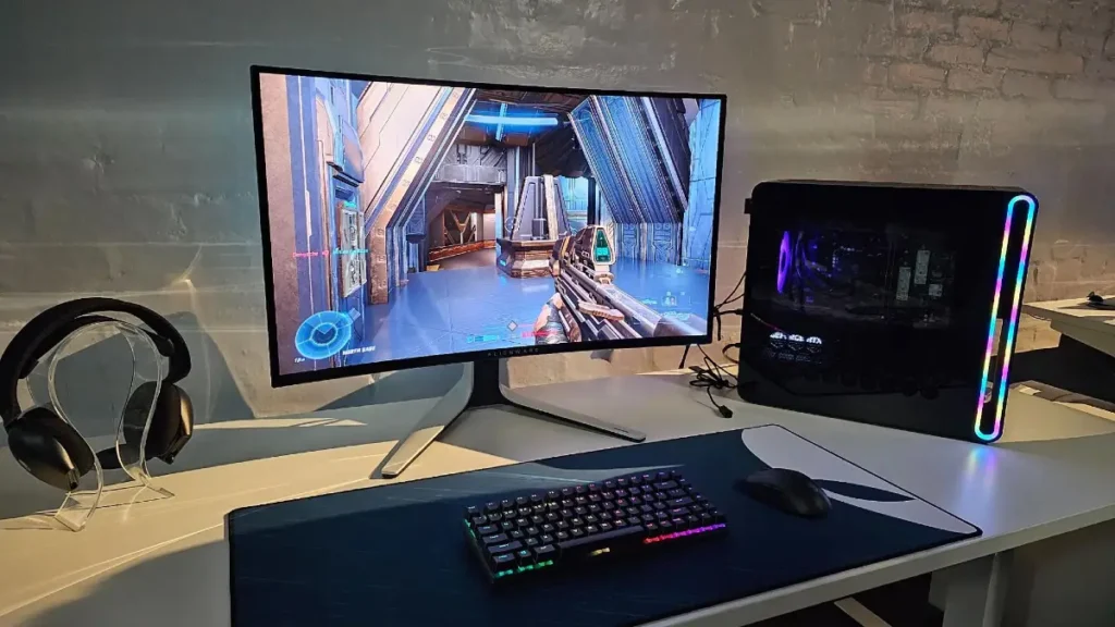 Setup gaming avec l'écran Alienware AW3225QF affichant un FPS en 4K 240 Hz.