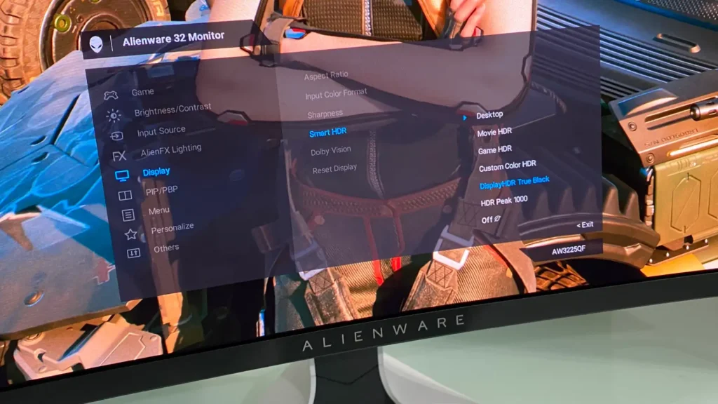 Menu OSD de l'Alienware AW3225QF montrant les réglages HDR Dolby Vision et DisplayHDR True Black.