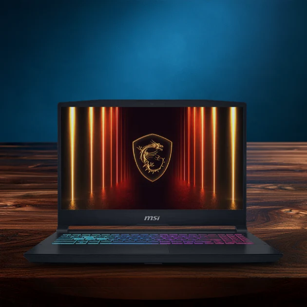 MSI Katana 15 HX RTX 5070 de face sur un bureau en bois