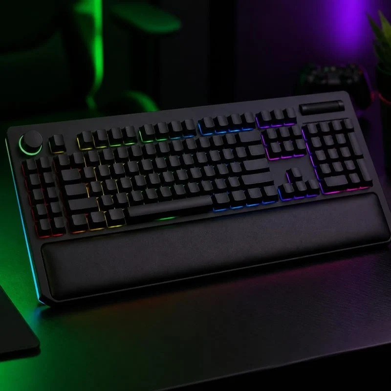 Clavier gaming mécanique pleine taille avec touches macro, molette et repose-poignets sur un bureau gaming (illustration)